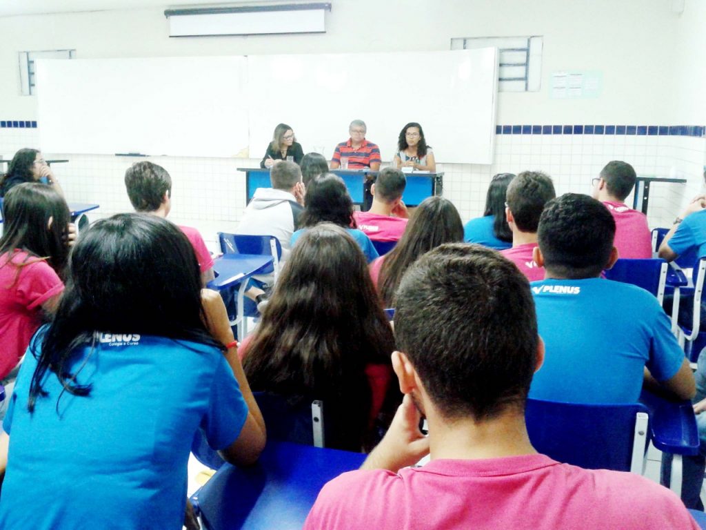 Legalização do aborto é tema de debate entre psicóloga, professora universitária e estudantes de Ensino Médio