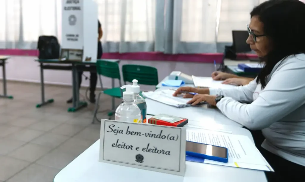 Eleições 2026: eleitor pode se inscrever para ser mesário voluntário