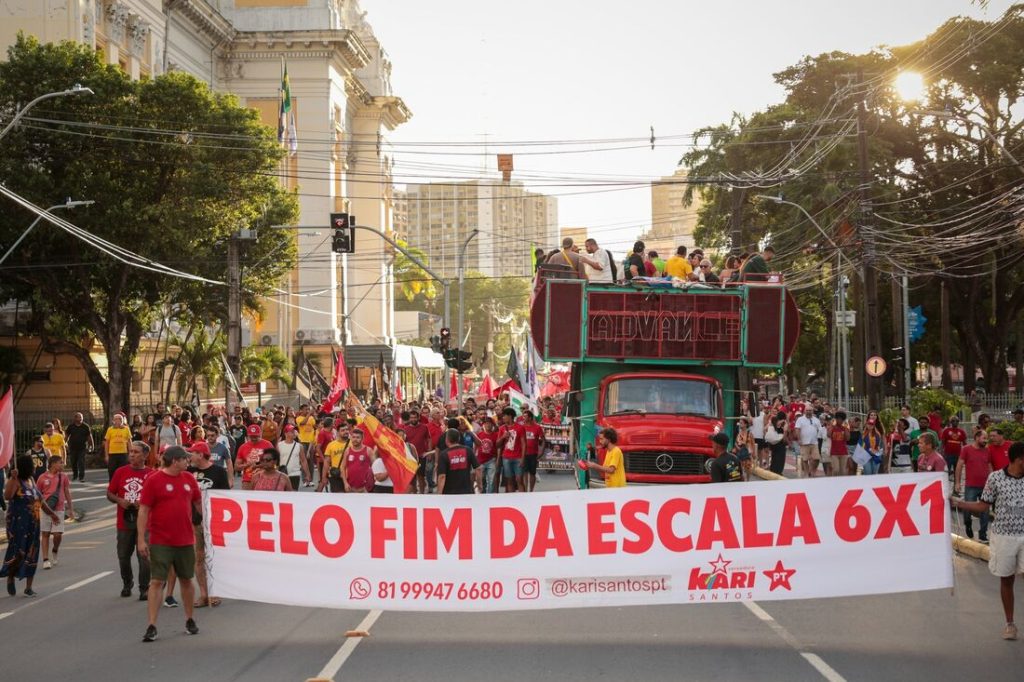 Trabalhadores protestam contra escala 6×1 em ato no Recife