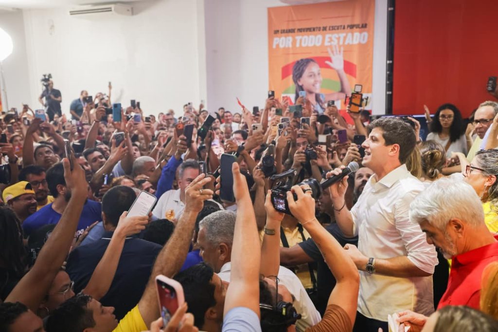 Em ato com mensagem de Lula, João Campos mobiliza 20 mil pessoas