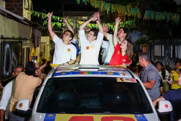 Após debate, João Campos faz carreata entre Mangueira e San Martin, no Recife