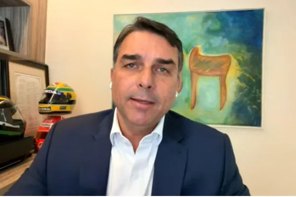 Assessora de Flávio Bolsonaro negociou emenda com miliciano condenado no caso Marielle, aponta PF