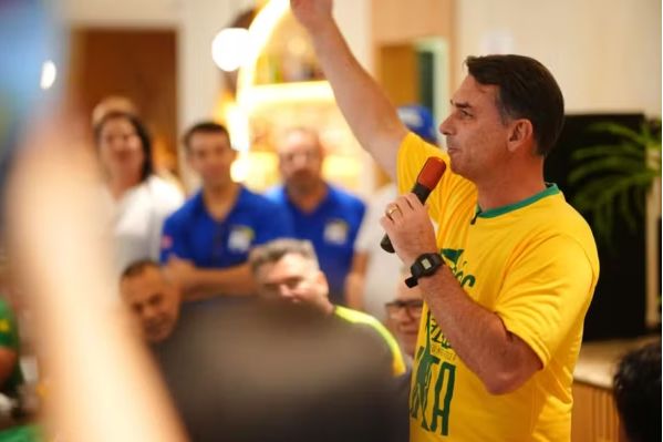 Flávio volta a chamar Lula de “pai do Tigrinho” durante ato na Baixada Fluminense