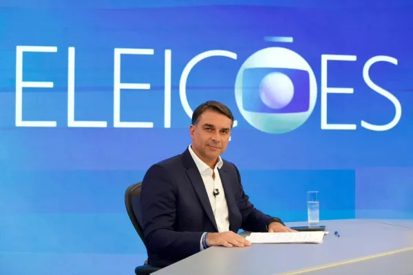 Flávio Bolsonaro confirma presença em debate da Globo e diz que quer enfrentar Lula