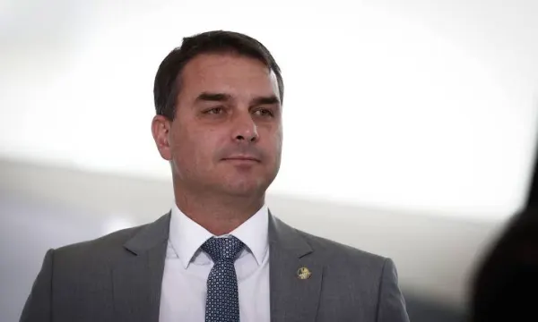 Flávio evita ataques a rivais de direita e mira custo de vida em busca de “voto útil”