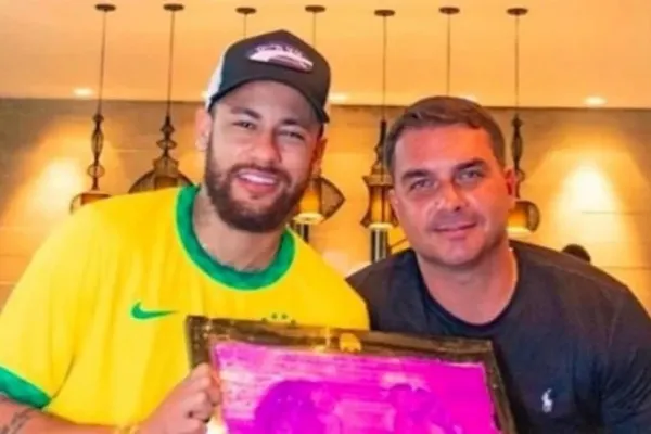 Mensagens apreendidas pela PF indicam cobranças de Flávio Bolsonaro e pai de Neymar a Vorcaro