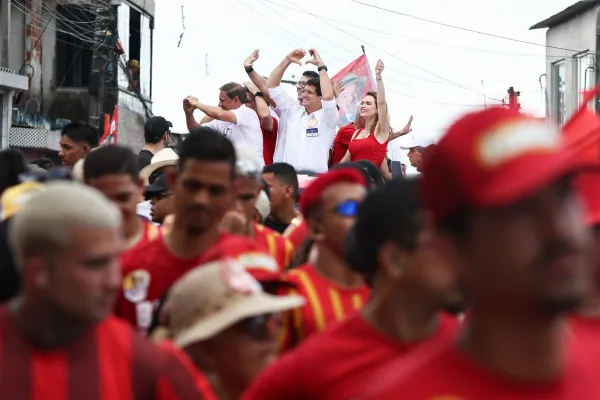 No Cabo, João Campos promete 10 mil obras em áreas de morro e pavimentação de 10 mil ruas