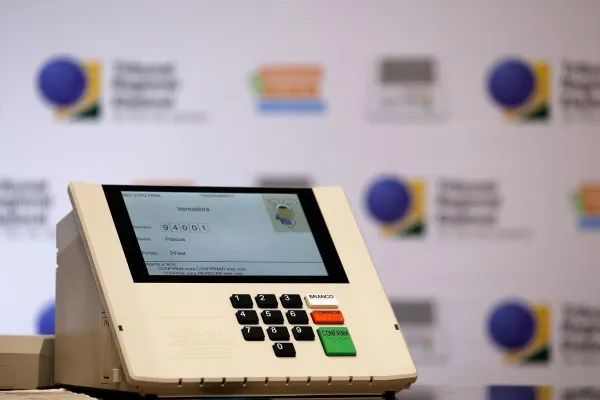 Quase 1 milhão de brasileiros no exterior estão aptos a votar nas eleições de 2026