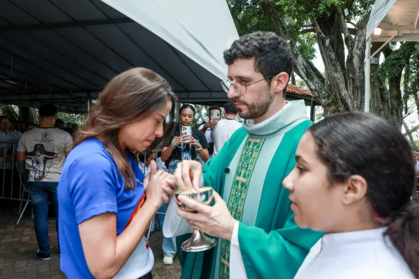 Raquel participa de missa em Olinda, visita obra no Santuário Mãe Rainha e vai ao Mercado da Madalena