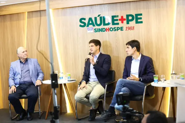 “A saúde precisa ter orçamento, precisa ter planejamento e precisa ter gestão”, diz João Campos em sabatina do SindHospe