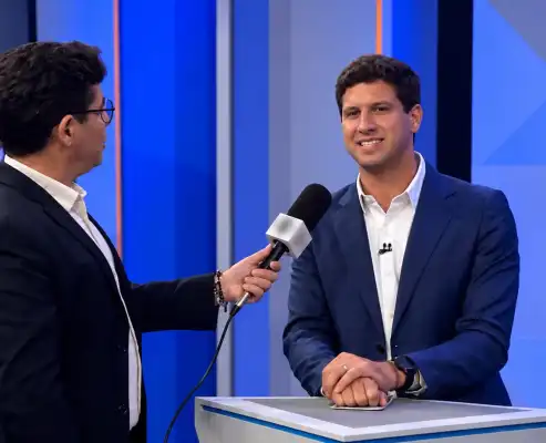 “Agora chegou a hora de inaugurar um tempo bom em Pernambuco”, diz João Campos no debate da Globo