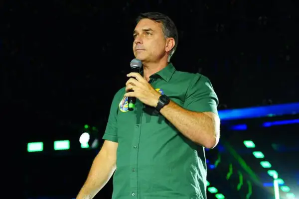 Aliado confirma chegada de Flávio Bolsonaro aos Estados Unidos após saída do Brasil
