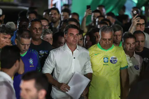 Aliados recebem informação de que Flávio Bolsonaro deixou o Brasil; PF investiga possível fuga