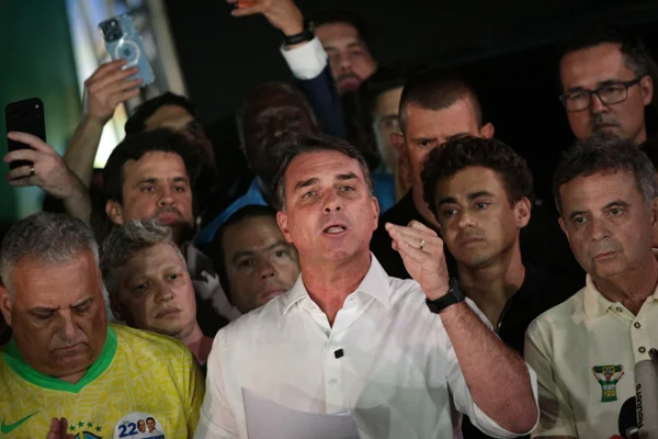 Ao não reconhecer vitória de Lula, Flávio mostra que não tem estatura para ser presidente