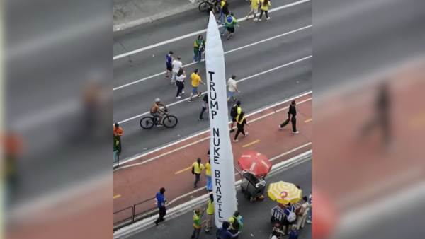 Apoiadores de Flávio levam míssil inflável com pedido para Trump bombardear o Brasil em ato na Paulista