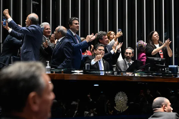 Após aprovação da PEC 6×1, microfone aberto registra troca entre Alcolumbre e Camilo Santana: “Não falei que ia dar certo?”