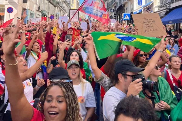 Brasileiros fazem ato em apoio a Lula em Lisboa; Alceu Valença participa
