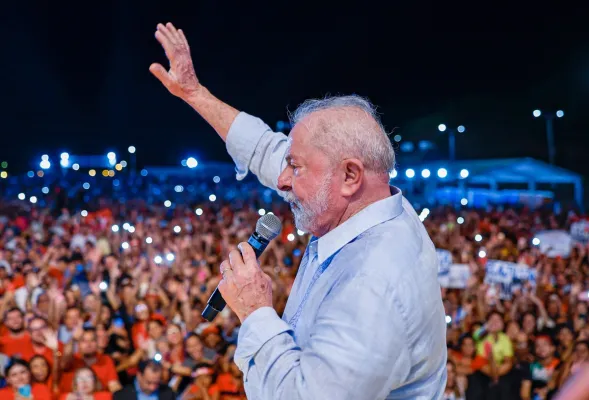 Campanha de Lula mira rejeição de Flávio e associa “tesouraço” a risco de cortes em programas sociais