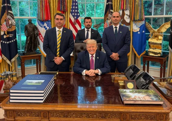 Democratas exploram abrigo de Trump a Flávio Bolsonaro às vesperas de eleição
