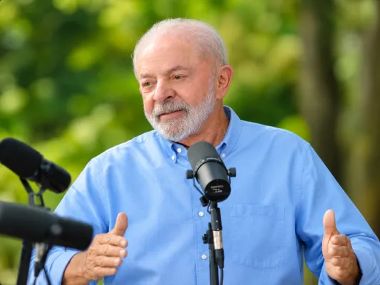 Em entrevista a influenciadores, Lula acusa Flávio de ligação com o crime e diz que dinheiro de Vorcaro bancava Eduardo nos EUA