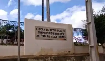 Falta de ar-condicionado e pintura durante aulas geram reclamações na EREMMAPS; gestão se manifesta sobre denúncias