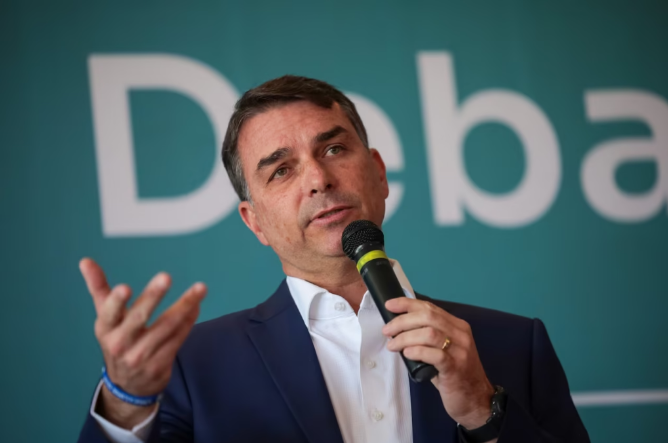 Moraes manda Flávio entregar passaporte e o proíbe de deixar o país