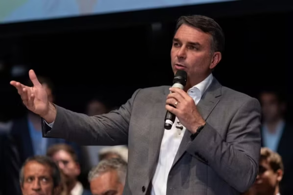 Flávio Bolsonaro pede investigação contra diretor-geral da PF por suposto uso eleitoral da corporação
