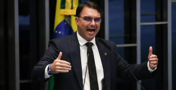 Flávio Bolsonaro recua e altera trecho da carta em que se proclamava presidente eleito do Brasil