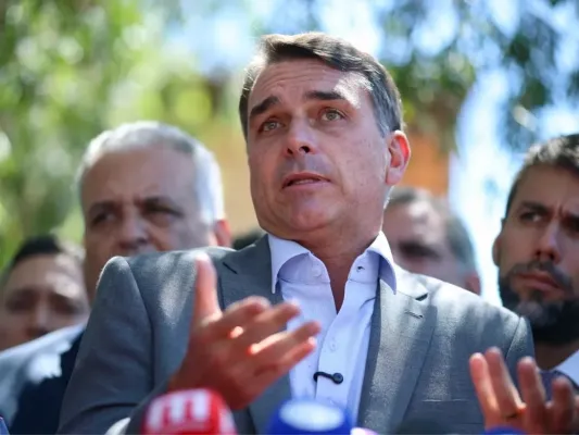 Flávio apaga posts antigos em que criticava Bolsa Família e chamava benefício de “bolsa-farelo”