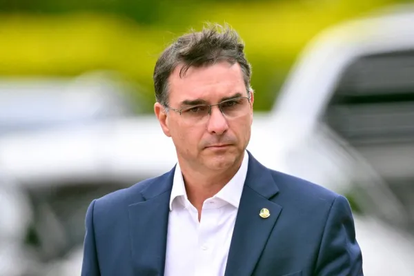 Flávio muda tom a 12 dias da eleição e diz que vai votar a favor do fim da escala 6×1
