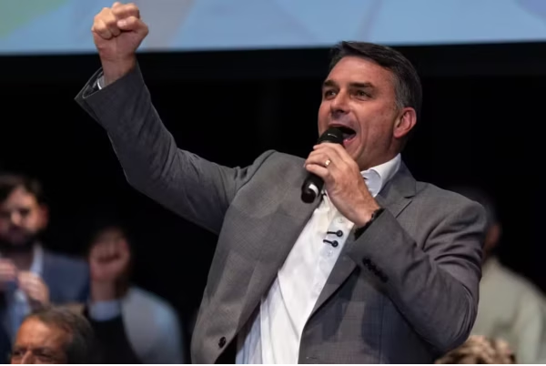 Flávio convoca apoiadores a intensificar atuação nas redes e diz que é preciso “correr mais riscos”