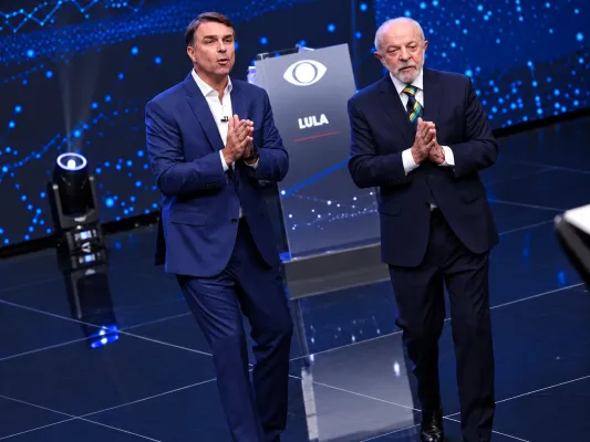 “Hostil” e “repleto de ataques”: imprensa internacional repercute primeiro debate entre Lula e Flávio