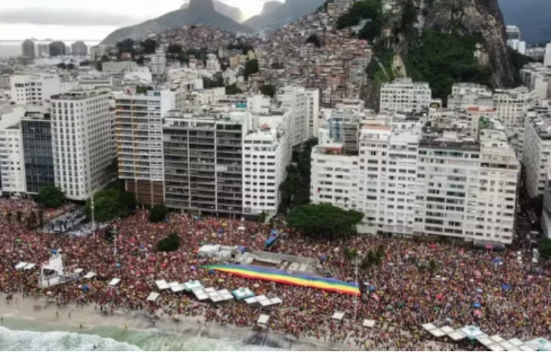 Apoiadores de Lula fazem ato com Caetano Veloso, Djavan e outros artistas em Copacabana