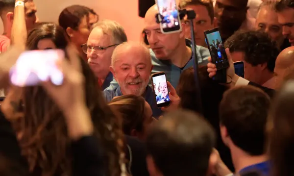 Lula agradece votos e diz que teve de vencer intromissão vinda de fora