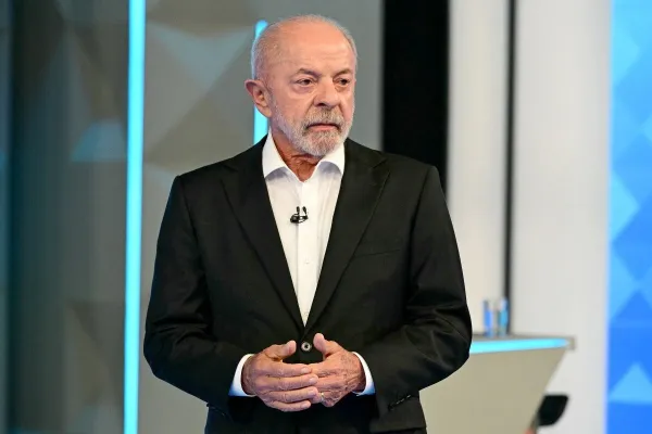Lula diz que Flávio só ouviu falar de Manaus quando pai imitou pessoas com falta de ar na pandemia