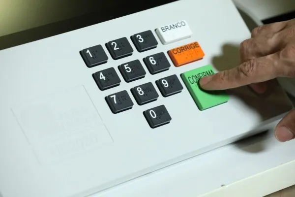 Mais de 33 milhões de eleitores ficam fora do primeiro turno e abstenção bate recorde desde 1998