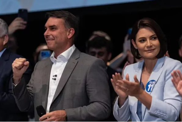 Cadê a Michelle Bolsonaro? Senadora eleita “desaparece” da campanha de Flávio no segundo turno