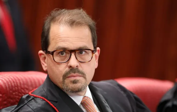 Ministro do TSE impede Nunes Marques de suspender canal ‘Exército do Lula’ sem aval do plenário