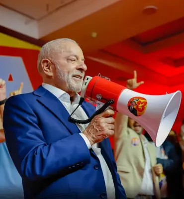 “O povo gosta que eu dispute o segundo turno”, diz Lula após resultado do primeiro turno
