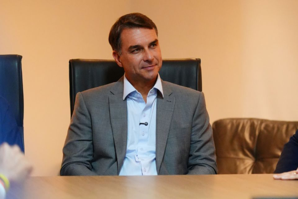 PF envia ao STF nova apuração sobre Flávio Bolsonaro e suspeitas de lavagem envolvendo advogado