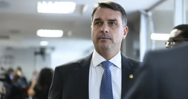 PF investiga possível saída de Flávio Bolsonaro do Brasil com destino aos Estados Unidos