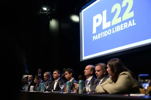 PL faz reunião de emergência após saída de Flávio Bolsonaro do Brasil para os Estados Unidos