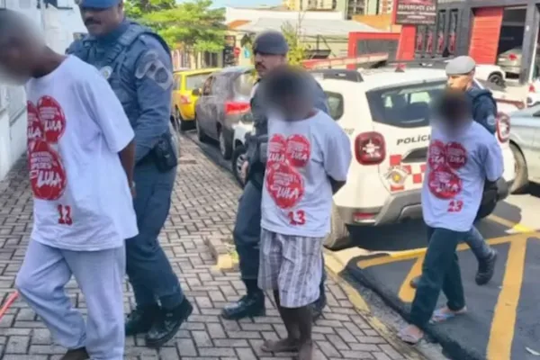 Policiais militares são acusados de forçar jovens detidos por suspeita de tráfico a usar camisetas do PT