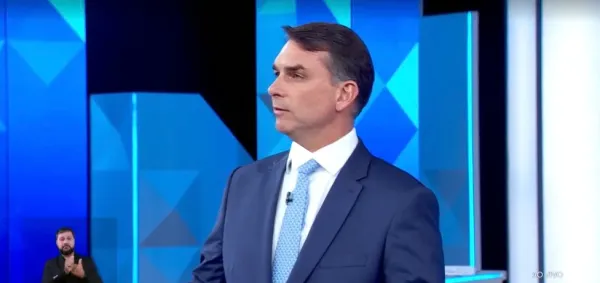 Por decisão de Alexandre de Moraes, PF cancela passaportes de Flávio Bolsonaro