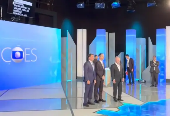 Risadas bolsonaristas, provocação sobre chocolate e dicas de Tarcísio a Flávio: os bastidores do debate na Globo