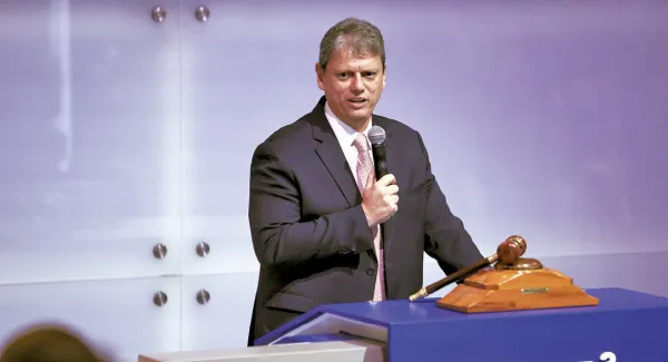 Tarcísio diz entender indignação de Flávio após carta golpista, mas cobra respeito ao resultado e responsabilidade